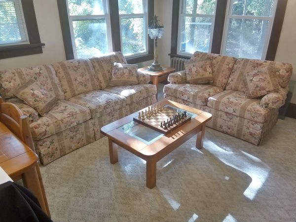 WOOD TABLE + 6 CHAIRS + COFFEE TABLE + 2 END TABLES 
NON-EXPENDABLE 
LOCATED IN JACKSON NJ 
DELIVERY