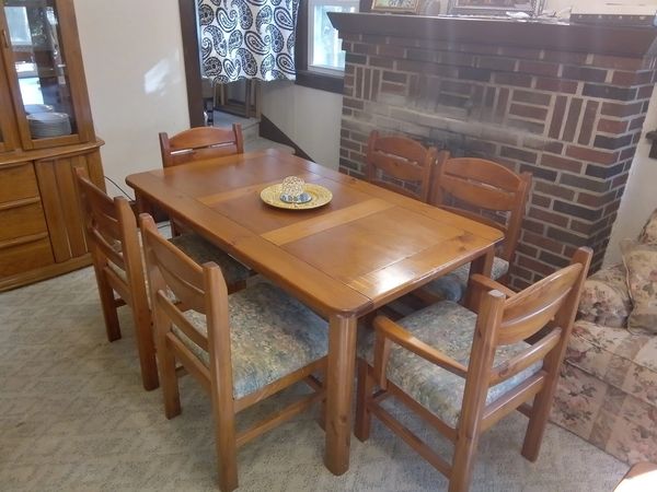 WOOD TABLE + 6 CHAIRS + COFFEE TABLE + 2 END TABLES 
NON-EXPENDABLE 
LOCATED IN JACKSON NJ 
DELIVERY