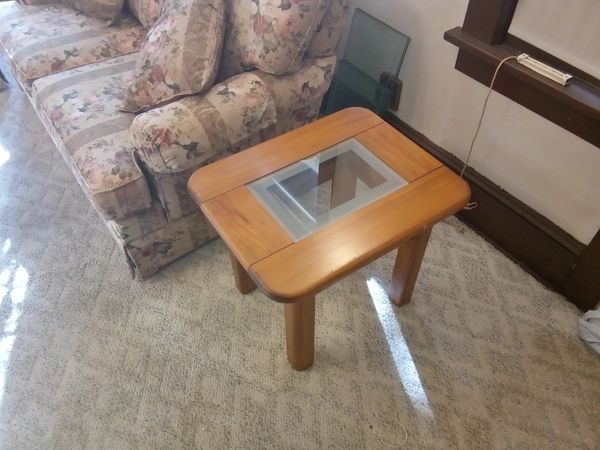 WOOD TABLE + 6 CHAIRS + COFFEE TABLE + 2 END TABLES 
NON-EXPENDABLE 
LOCATED IN JACKSON NJ 
DELIVERY
