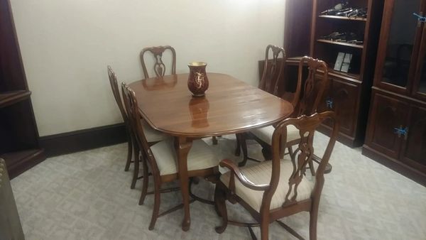 STANLEY 
HIGH QUALITY DINING TABLE 
6 CHAIR 
1 EXTENSION 
TABLE COVER 
EXCELLENT CONDITION 
JACKSON