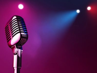 Micro sous la lumière