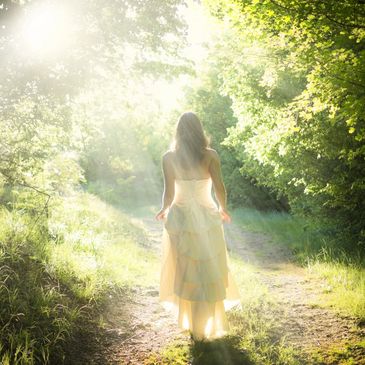 Une fille marchant dans la forêt avançant vers la lumière 