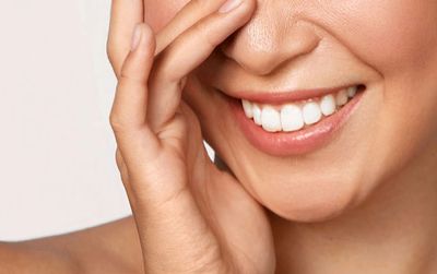 高雄Belladonna蓓菈朵娜紋繡美甲美睫除毛亮牙野生眉角蛋白教學專業美容店的冷光亮牙服務作品特寫示意照