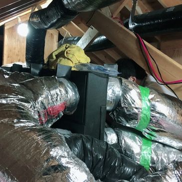 三菱、デンソー、アズビル、東芝、パナソニック、他全館空調機の分解清掃を実施しています。