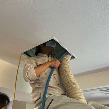 全館空調のダクトで1階から小屋裏までの間では直接清掃になります。大型集塵機でホコリや微生物を吸引します。黒カビが飛んでくる、カビ臭いなどのケースが多いです。