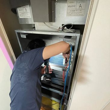 三菱、デンソー、アズビル、東芝、パナソニック、他全館空調機の分解清掃を実施しています。