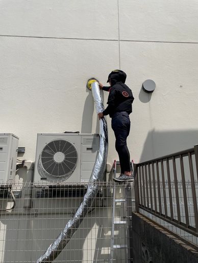 大型集塵機は外に設置。室内はホースだけ引き回します。騒音や排気の戻りに配慮。