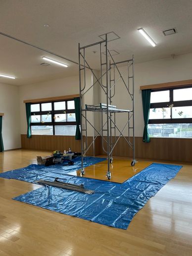 お遊戯部屋、吹き抜け上部など天井裏に換気設備があり、天井が高い場合は足場を設置して作業する場合があります。