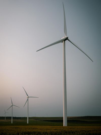 impianto eolico prato energia gratis dal vento nel prato verde conto energia o conto termico 