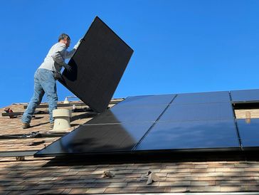 impianto fotovoltaico in fase di installazione su tetto inclinato conto termico 2.0 energia dal sole