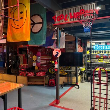Tool rack, tool exchange and arcade machine