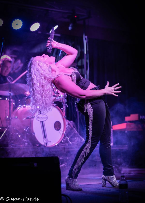 Leah Justine performs live country music with her full band in Ocean Shores, WA.