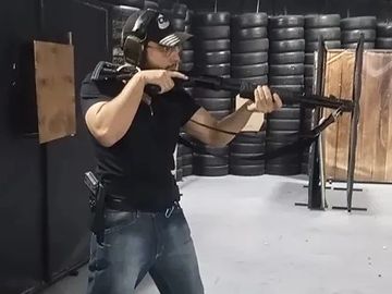 Prática de tiro com espingarda e transição para pistola