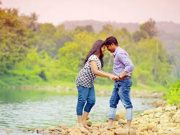 Honeymoon couple at Munnar
