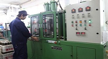 Automatic sprue molding equipment