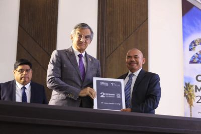 Entrega de reconocimiento en evento formal.