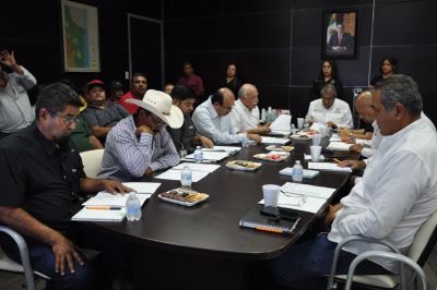 Reunión de trabajo con varias personas alrededor de una mesa.