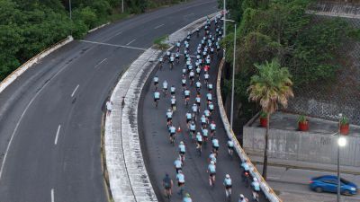 Grupo de ciclistas en una carretera curva.