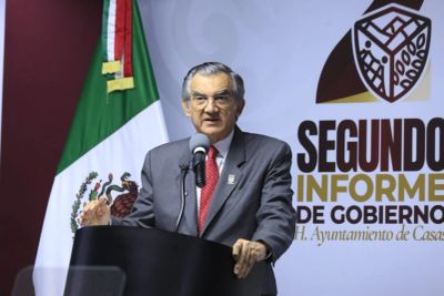 Hombre da un discurso en evento gubernamental en México.
