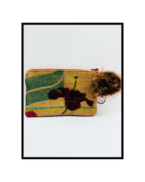 Flower embroidered in coffee sack handbag.
Flor bordada en bolsa de costal.
