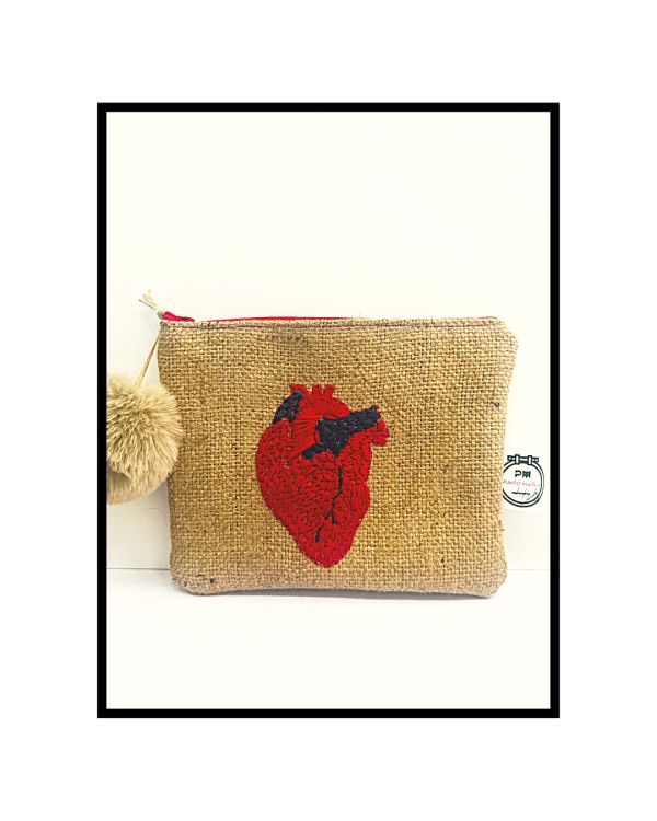 Embroidered heart in coffee sack handbag. Corazón bordado en bolsa de costal.