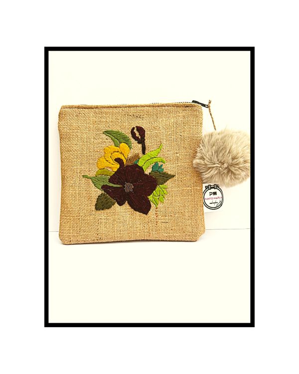 Flower bouquet embroidered on coffee sack bag. Flores bordadas en bolsa de costal.