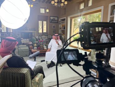 Saleh Al-Zubair behind the scenes
المخرج والمنتج صالح الزبير خلف الكواليس أثناء إدارة الإنتاج.