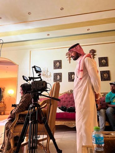 Saleh Al-Zubair behind the scenes
المخرج والمنتج صالح الزبير خلف الكواليس أثناء إدارة الإنتاج.