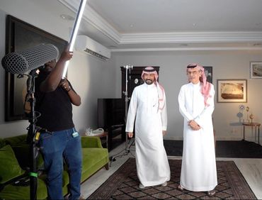Saleh Al-Zubair behind the scenes
المخرج والمنتج صالح الزبير خلف الكواليس أثناء إدارة الإنتاج.