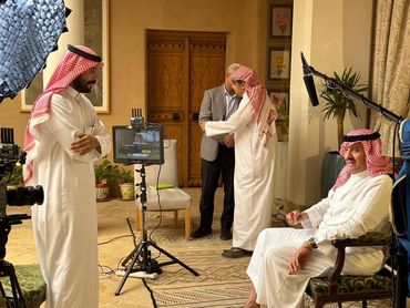 Saleh Al-Zubair behind the scenes
المخرج والمنتج صالح الزبير خلف الكواليس أثناء إدارة الإنتاج.