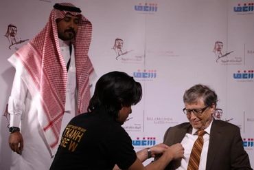 Saleh Al-Zubair behind the scenes
المخرج والمنتج صالح الزبير خلف الكواليس مع بيل قيست