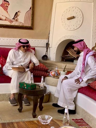 Saleh Al-Zubair behind the scenes
المخرج والمنتج صالح الزبير خلف الكواليس أثناء إدارة الإنتاج.