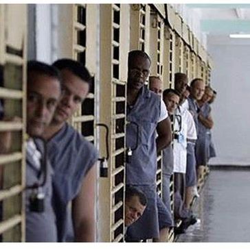 presos en el pasillo combinado del este