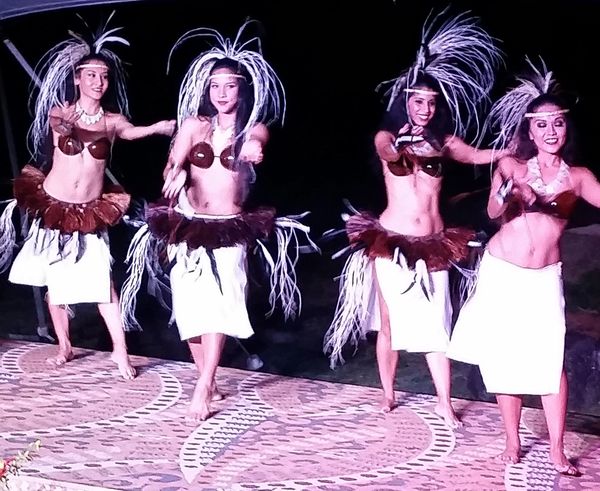 luau dancers