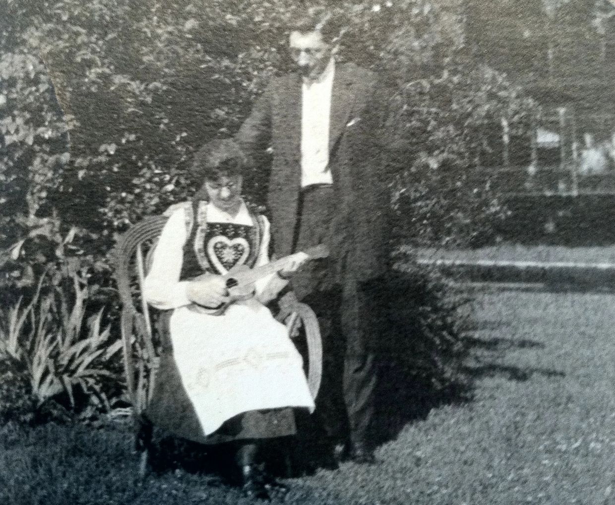 My great Grandparents, John and Linnea Franzen. Pre-mandolin ukulele!