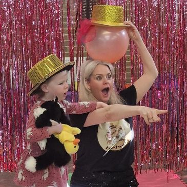 Hop Little Cabaret, Live performance