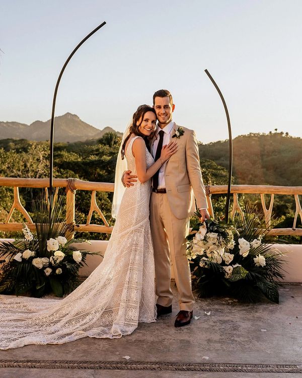 Golden lighting. Sunset wedding. Villa Valentin. Romantic ceremony florals