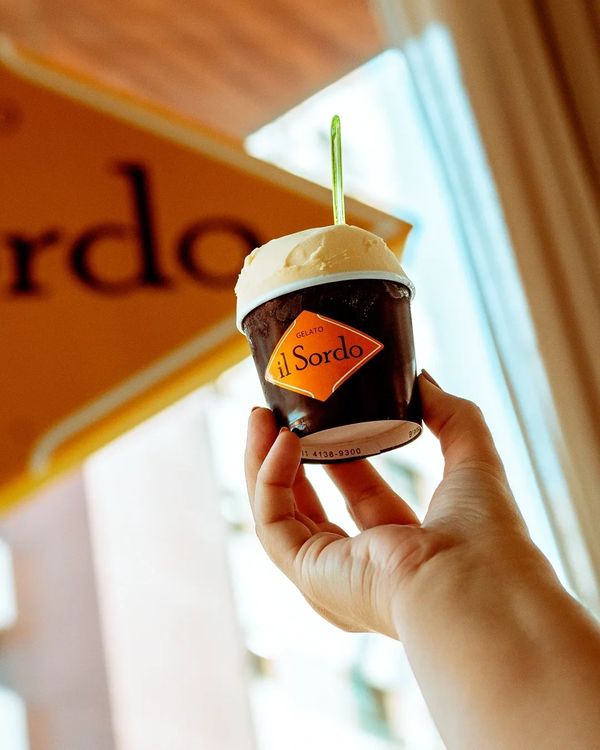 Pote de gelato com pazinha.