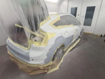 Ford Focus damage repairs and paint preparation 