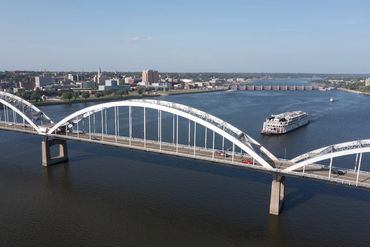 American Queen approaching Centennial Bridge