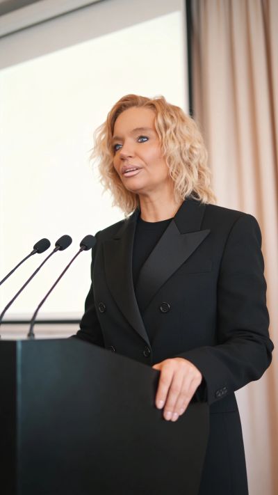 Woman giving a speech at a podium.