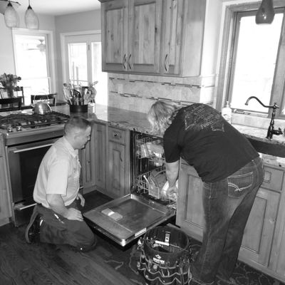 Customer describing a Whirlpool dishwasher problem to the dishwasher repairman in Olathe, KS