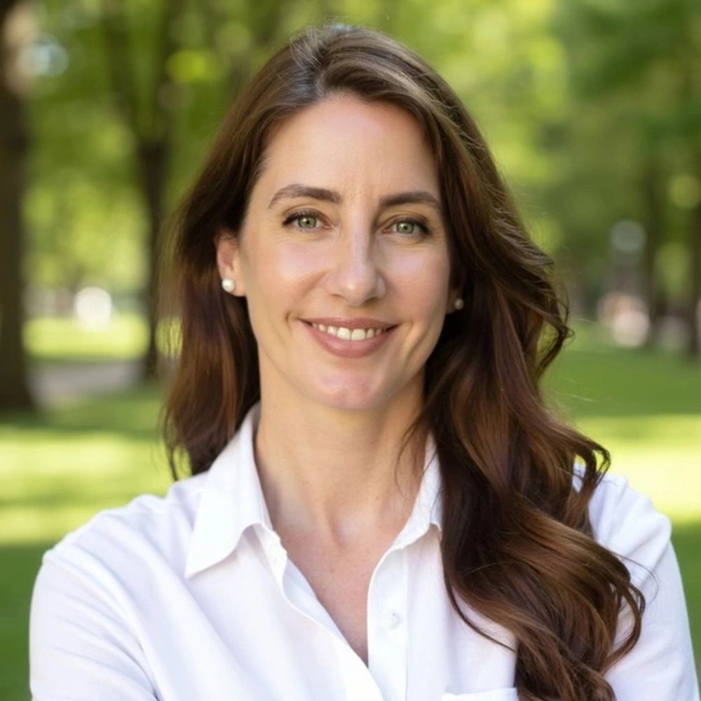 Smiling woman with brown hair smiling.