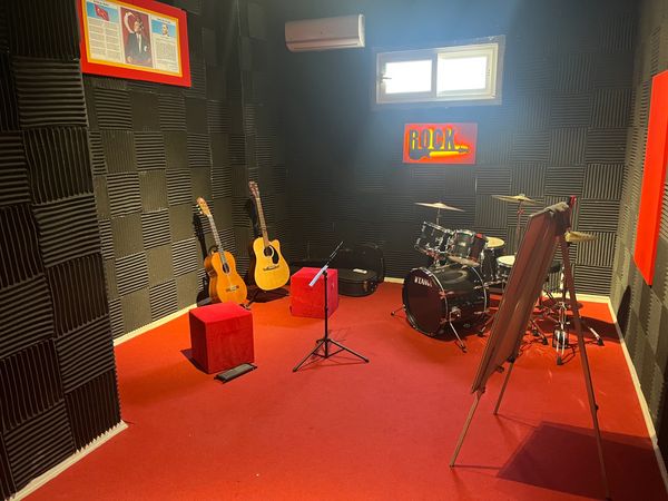 Mersin bağlama kursu,Mersin müzik kursu, Mersin, piyano kursu,Mersin gitar kursu,Mersin Keman kursu