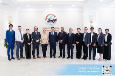 Group photo of officials at the Ministry of Commerce.