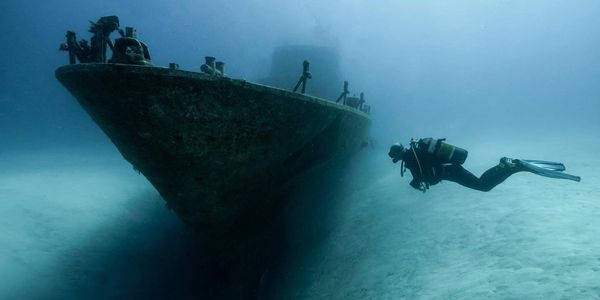 Scuba Diving course in Devon – PADI speciliaity student in front of ship wreck.