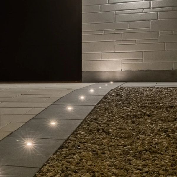 Entrée en pavé uni avec incrustation de lumière au DEL In-Lite.