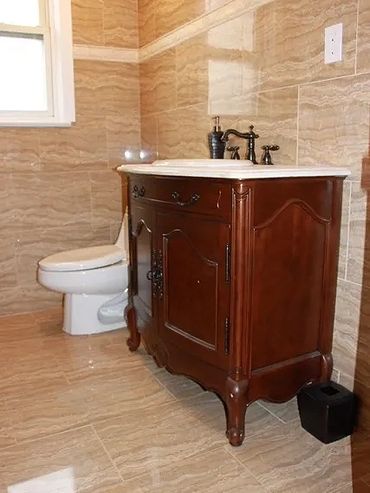 Marble-top vanity, brushed nickel, and soft neutral tones – timeless elegance in welcoming space