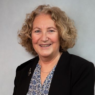 Profile image of Dr. Susan Gemeinhardt, wearing a casual blazer and smiling confidently.