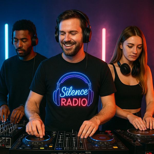 Trois DJ qui mix pour un party de Silence Radio (Silence Disco)